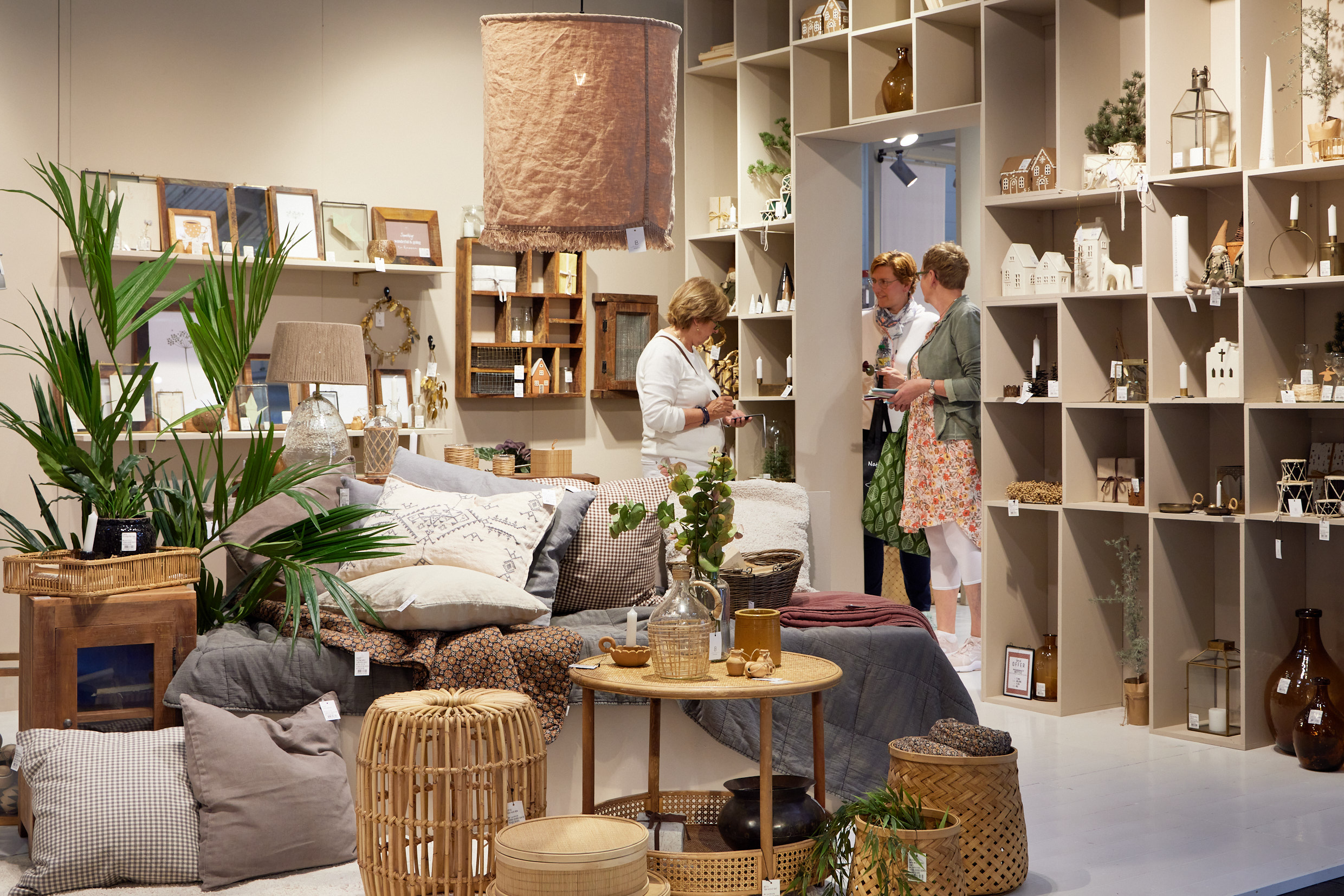 Cosy feel-good atmosphere: sustainable materials, handmade home accessories and soft natural colours characterise the coming season. Photo: Messe Frankfurt/Jean-Luc Valentin.